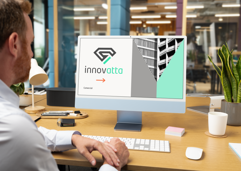 Mesa de trabalho com computador com apresentação da Innovatta.